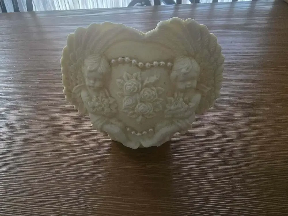 Vintage Cherub Angel Heart Vase Holder – Ivory Resin Figurine Decor